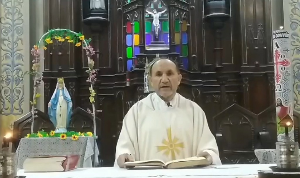 Todos los días, a las 6 pm, el padre Miguel Fuertes transmite la misa a través de Facebook y la radio del vicariato, La Voz de la Selva. Foto: Facebook