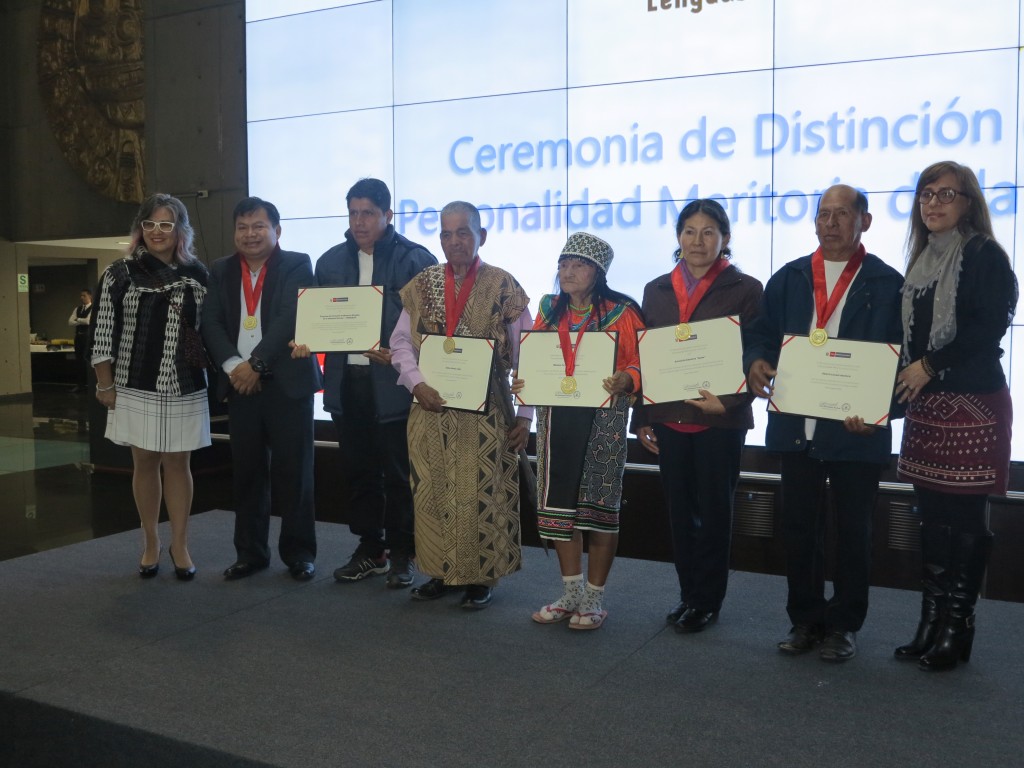 Todos los premiados, junto a la ministra de Culutura y viceministra de Interculturalidad. Foto: BGB